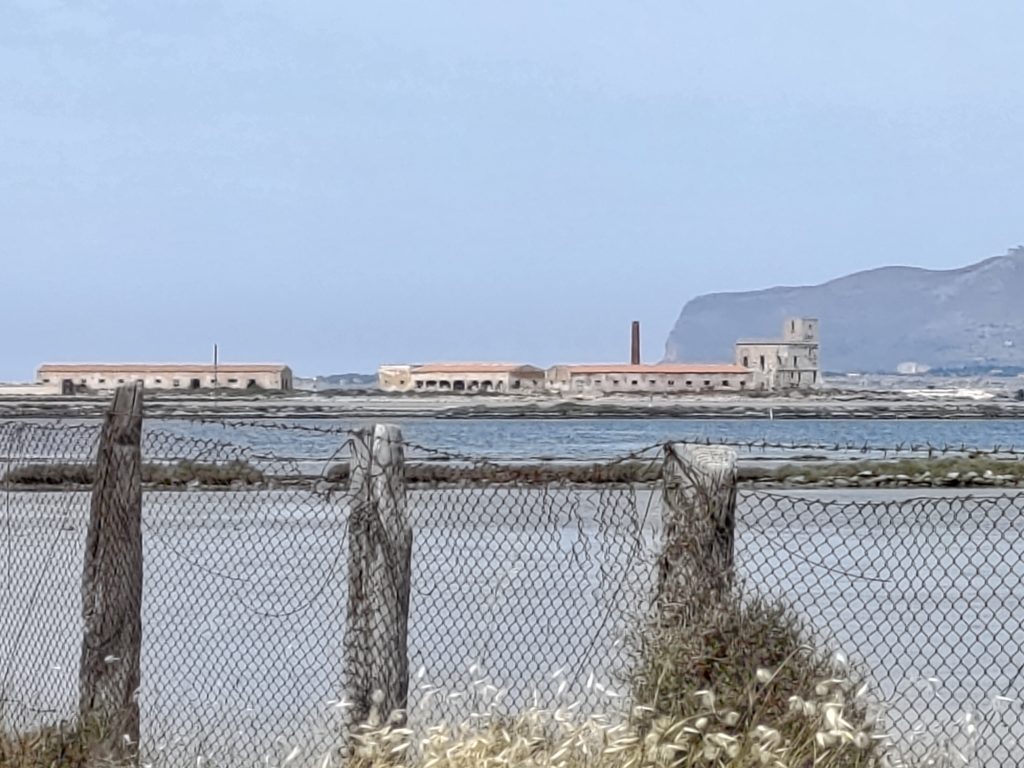 San Teodoro und im Hintergrund sieht man die Insel Favignana