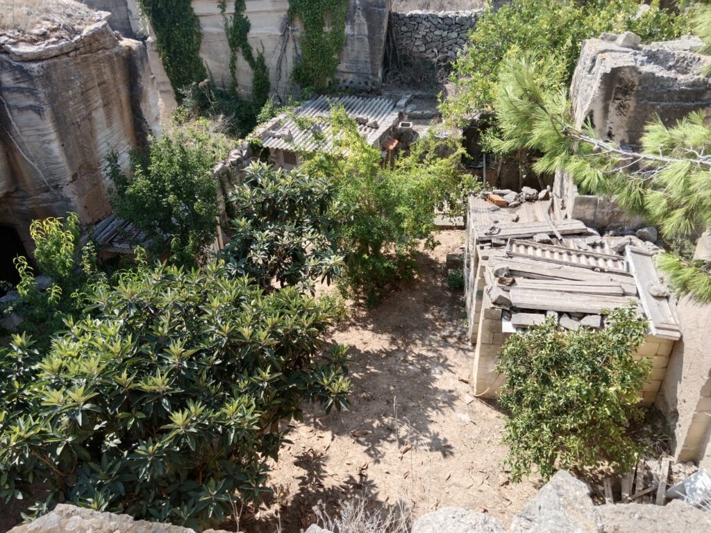 Blick auf den hinteren Bereich des Steinbruchs mit Appartements auf Favignana