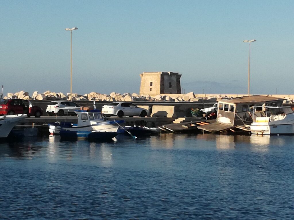 Fischereihafen mit Blick auf den Torre di Ligny
