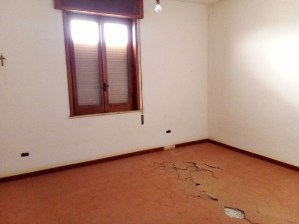 Zimmer mit defektem Fußboden