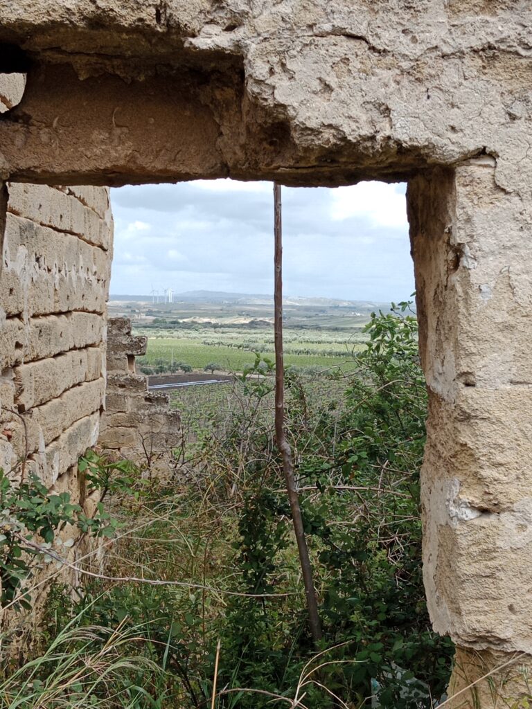 Blick durch ein altes Fenster nach Osten