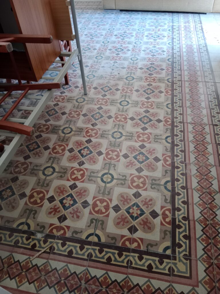 Als Teppich verlegter antiker Fliesenboden