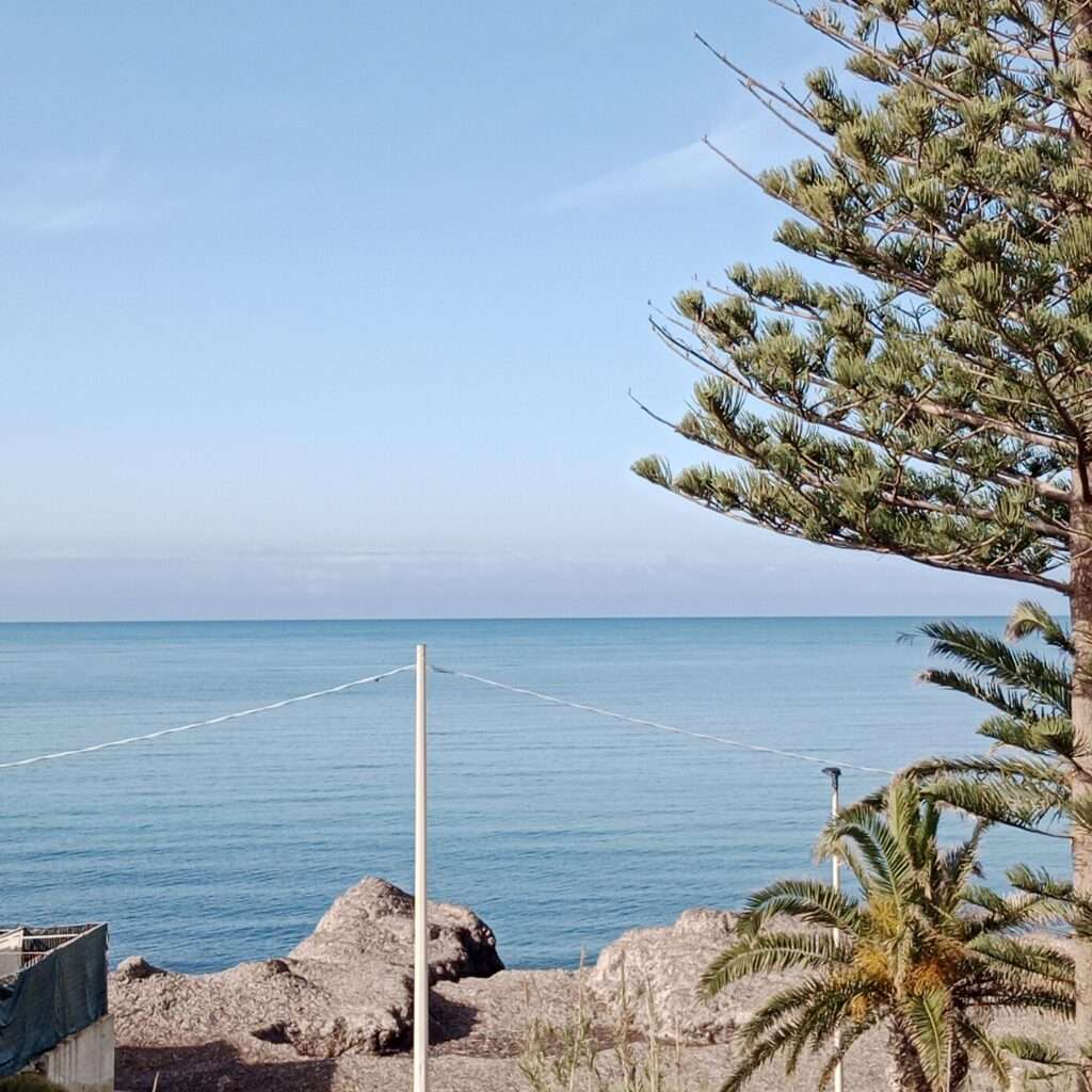Blick zum Meer von der Dachterrasse