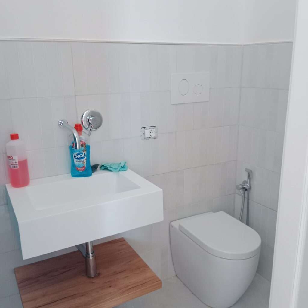 Bad im Apartment zum Hofraum