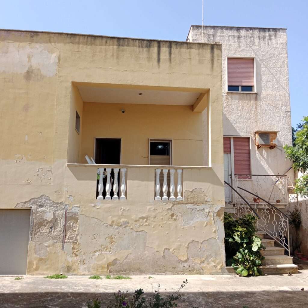 Haus Seite mit Balkon