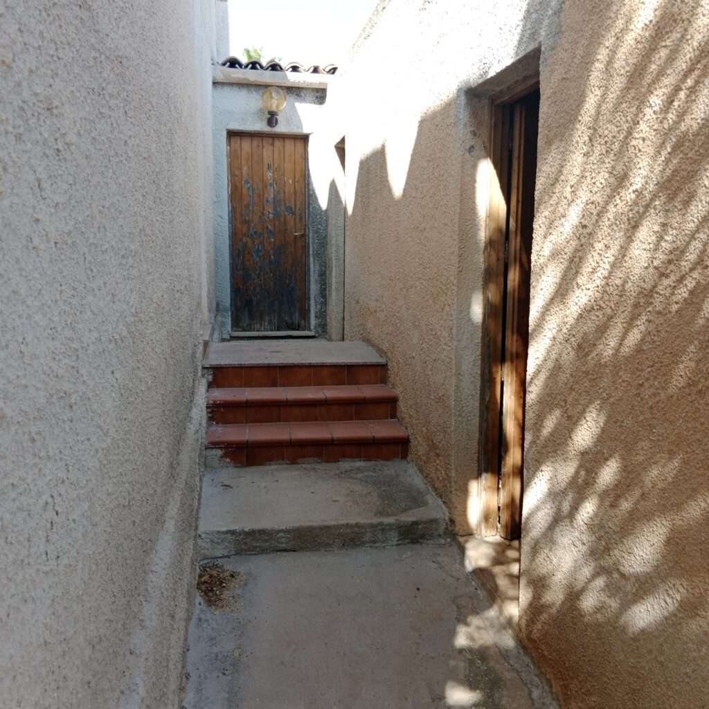 Zugang zu den Lagerräumen hinter dem Haus und zur Außenküche