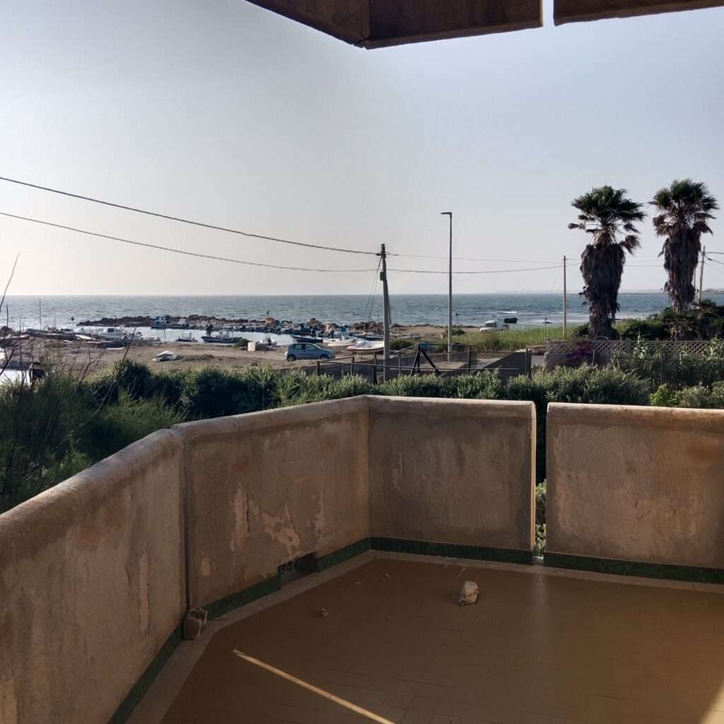 Balkon mit Blick zum Meer