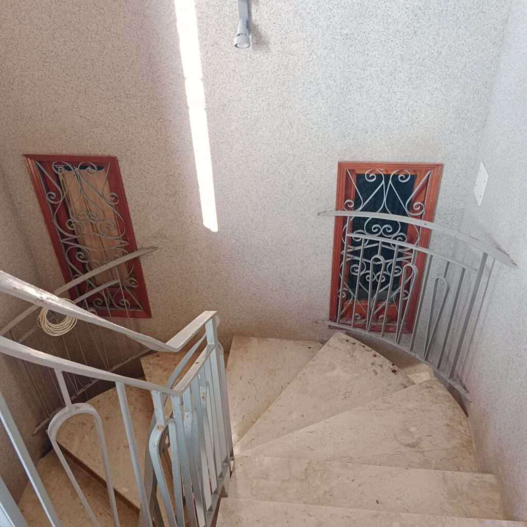 Fenster im Treppenhaus des kleinen Zimmers