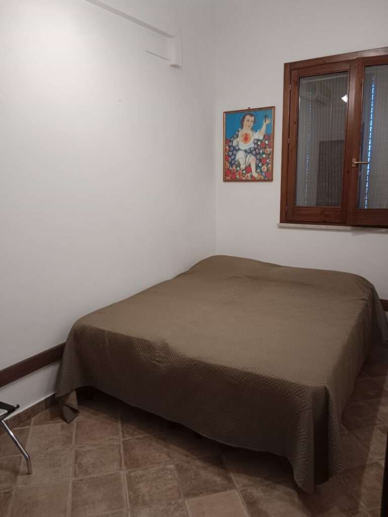 Schlafzimmer in einem der Apartments
