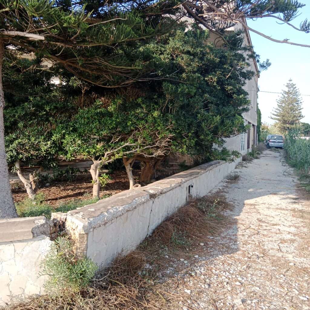 Weg an der Hausseite