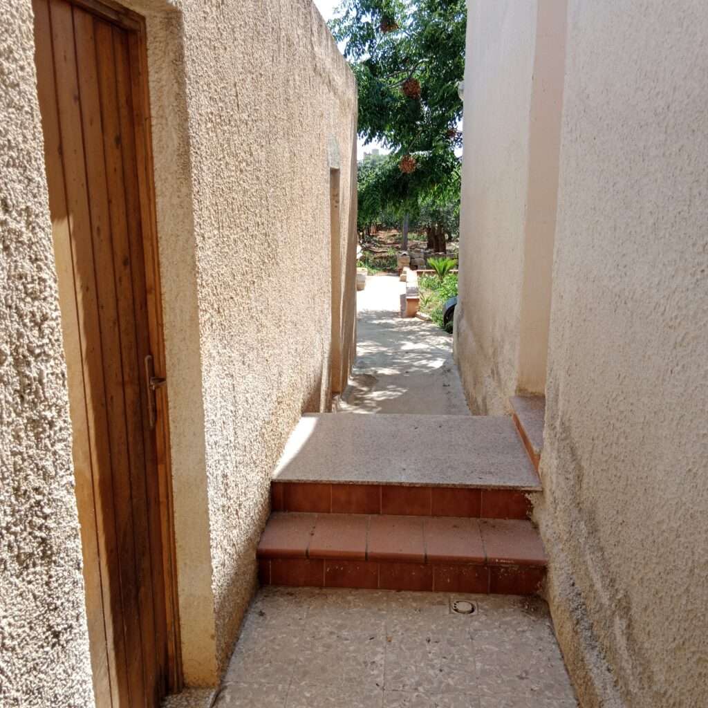 Zugang zu den Lagerräumen hinter dem Haus und zur Außenküche