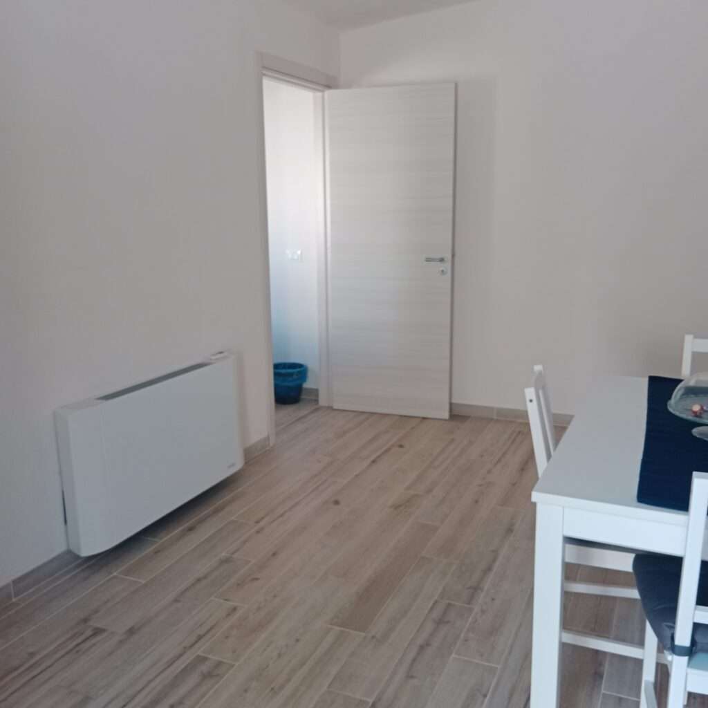 Wohn- Esszimmer Zugang Küche