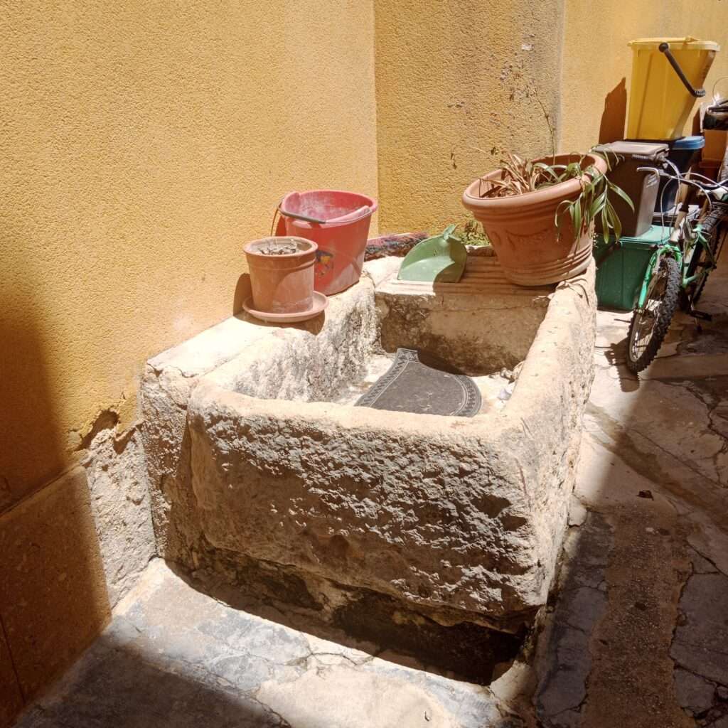 Antiker Waschzuber im Hof