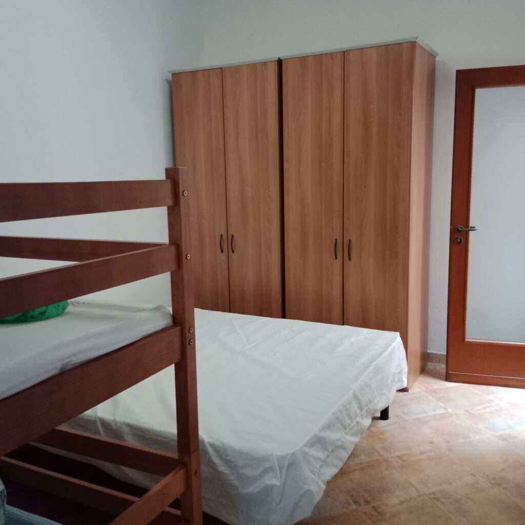 Schlafzimmer mit Zugang zum Dach