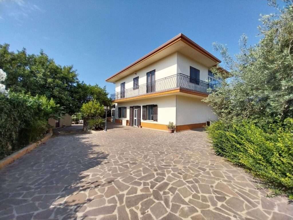 Villa mit großem Garten in Modica