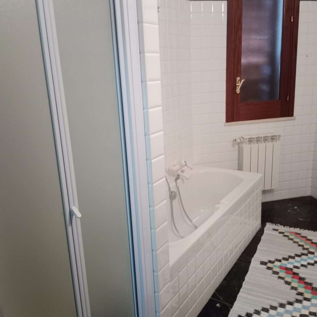 mit Dusche und Badewanne