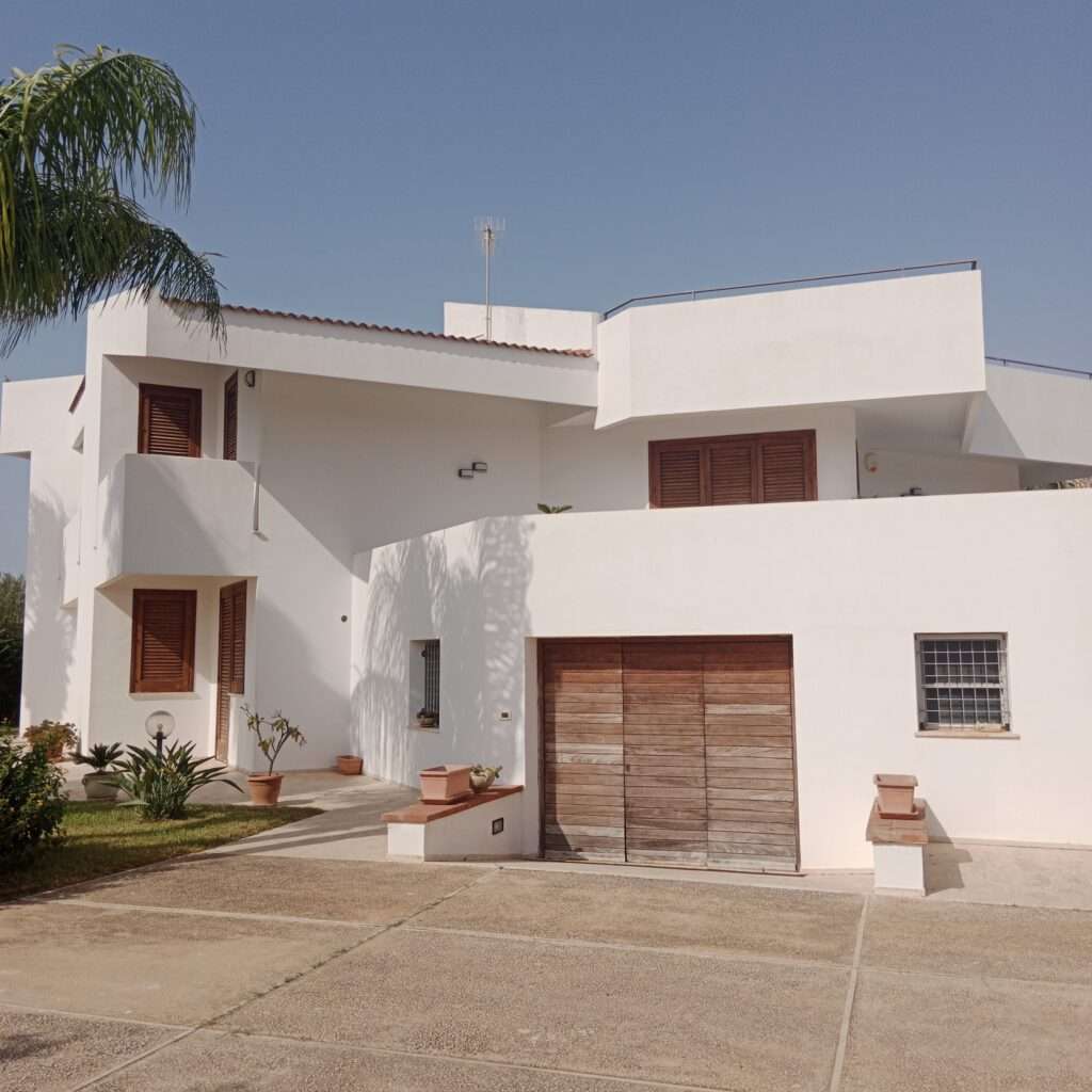 Garage mit Balkon Haupteingang