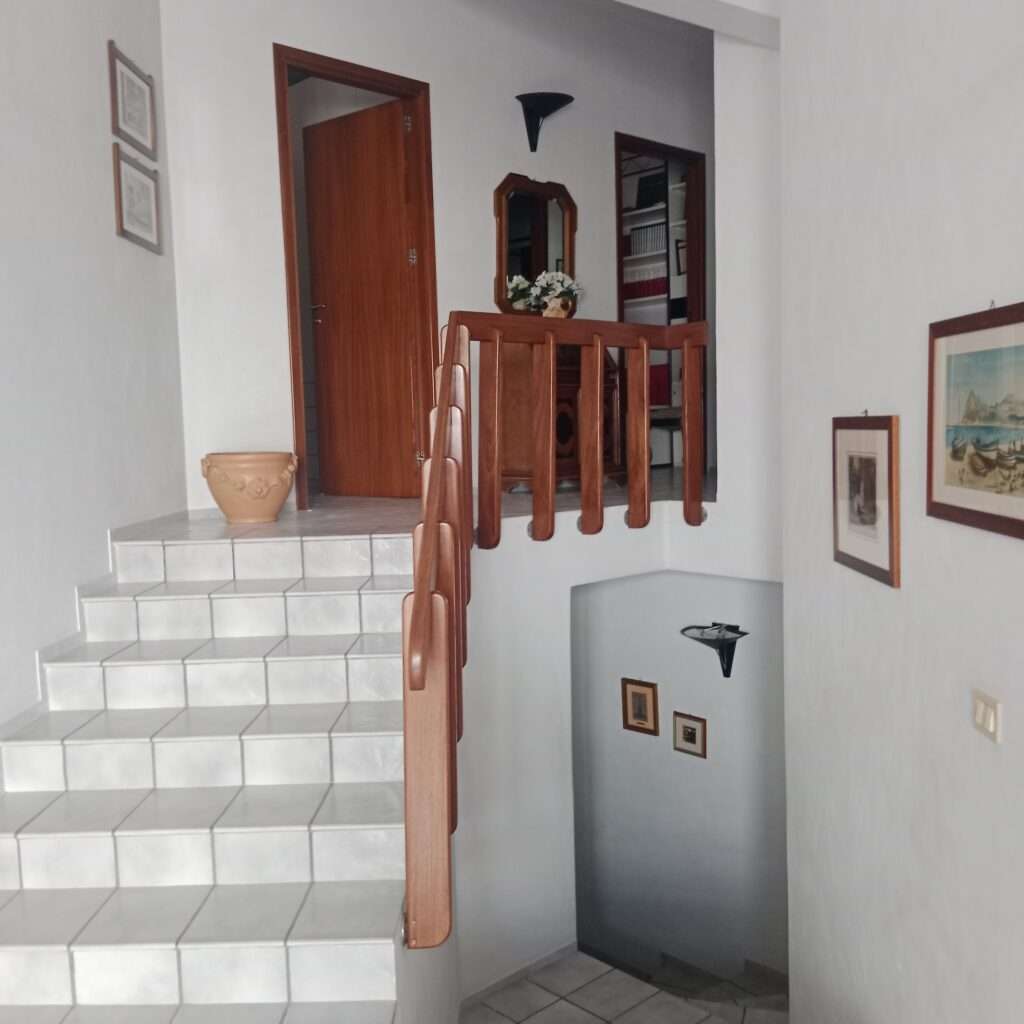 Treppen zu den Schlafzimmer und zum UG