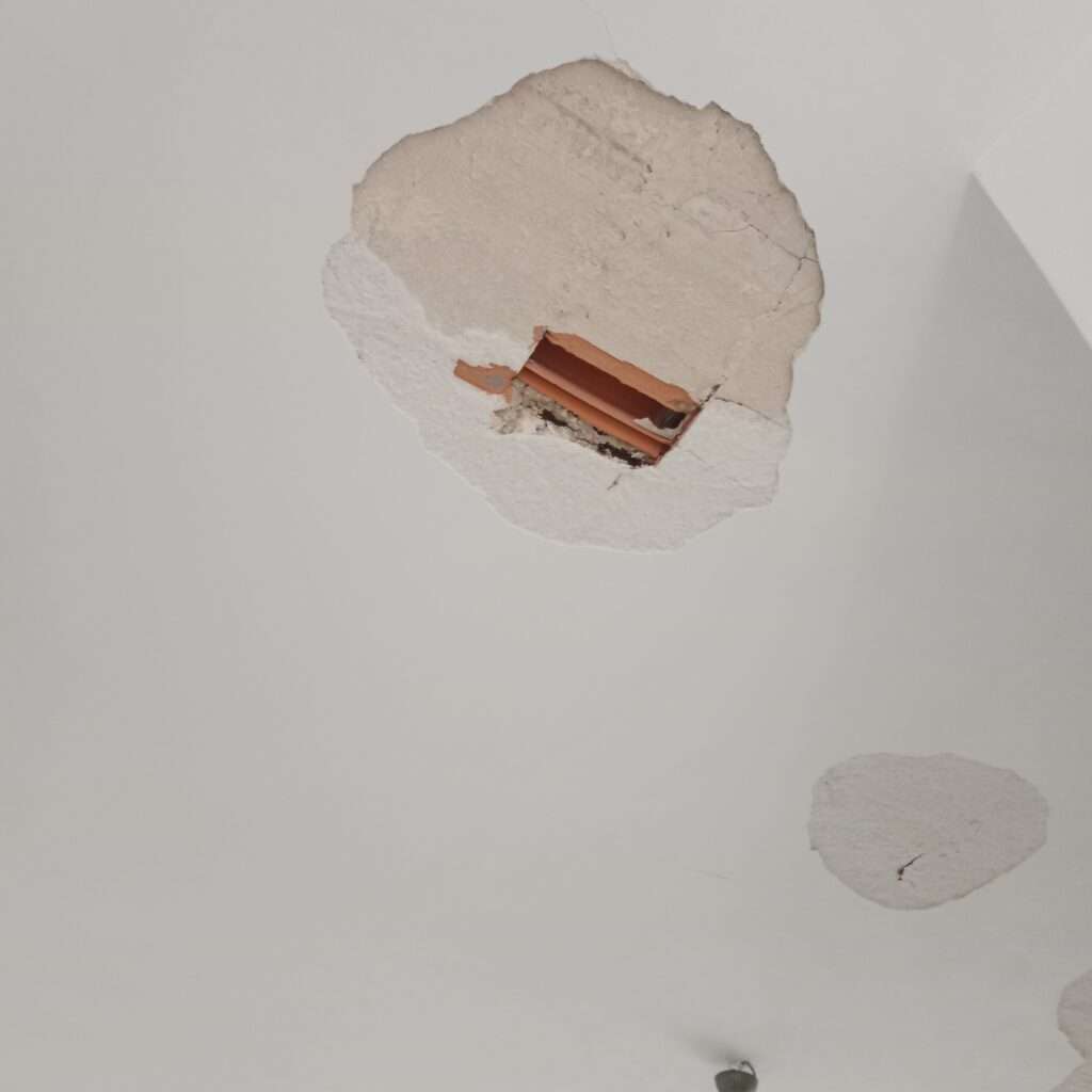 Schaden an Decke vom Dach