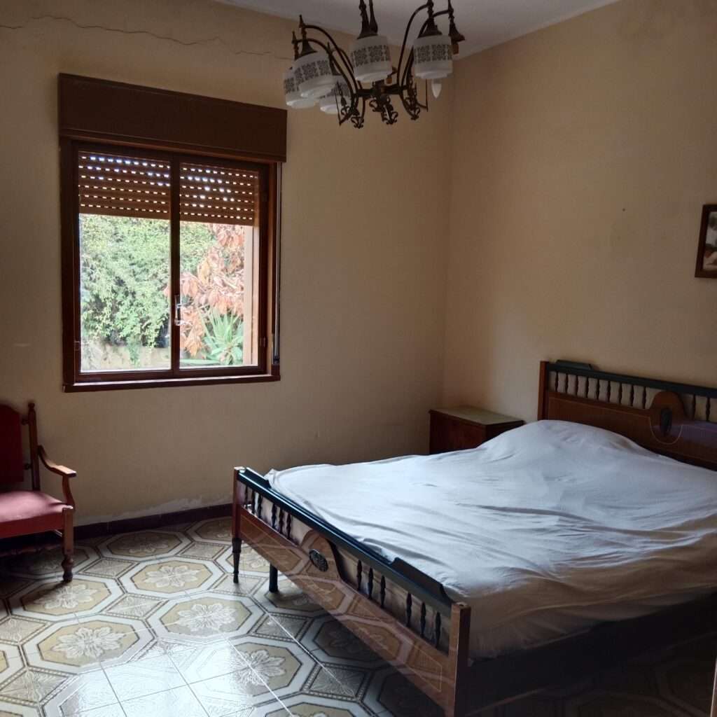 Schlafzimmer 1 mit Schaden an der Außenwand über dem Fenster