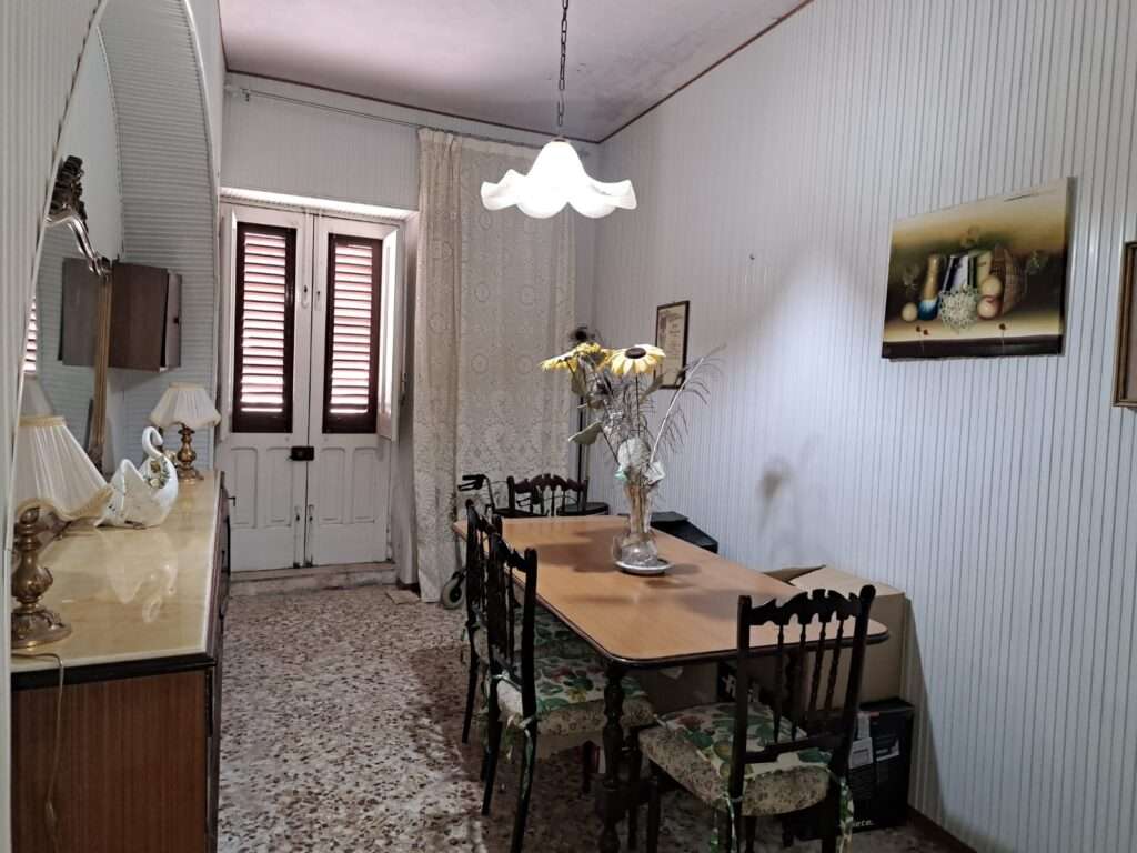 Eingang zum Wohnzimmer über öffentlicher Platz