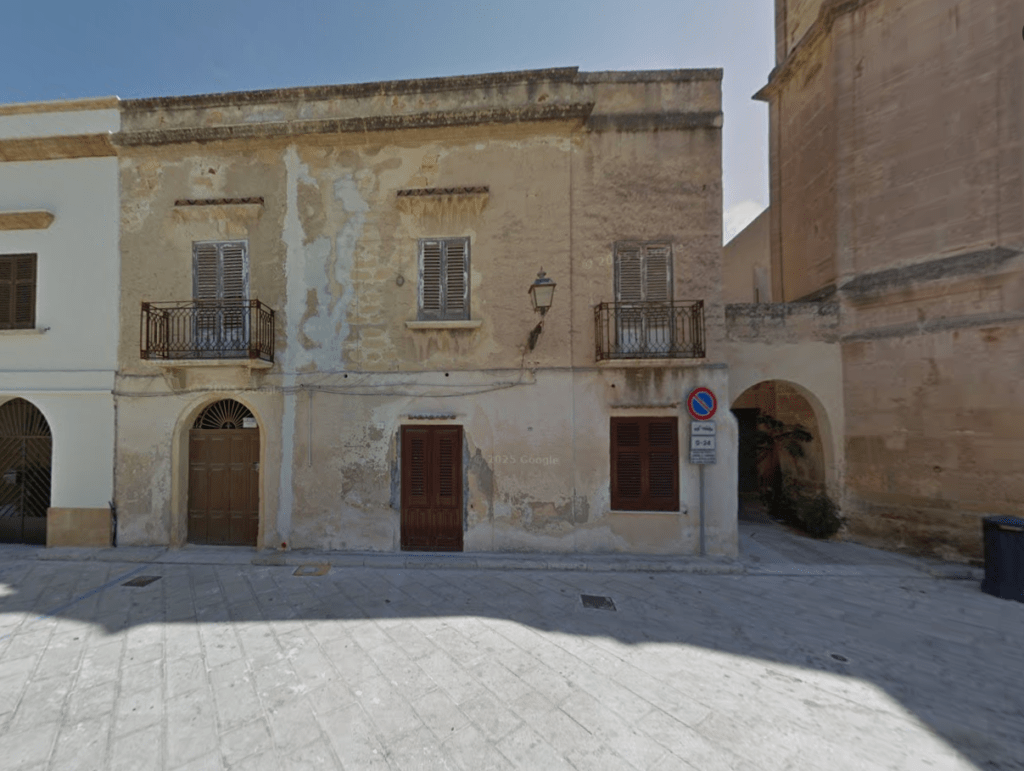 Eingang über öffentlichen Platz