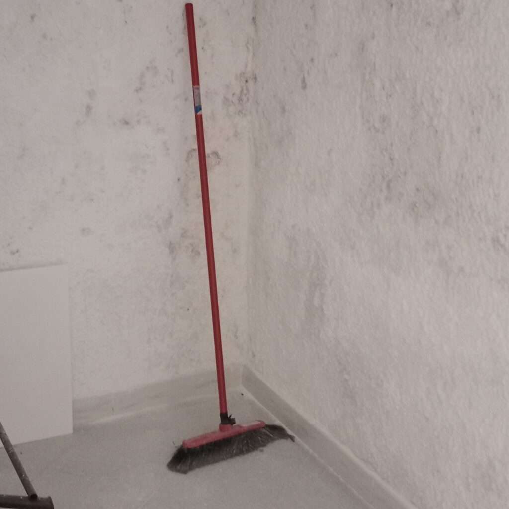 Abstellraum neben Wohnraum