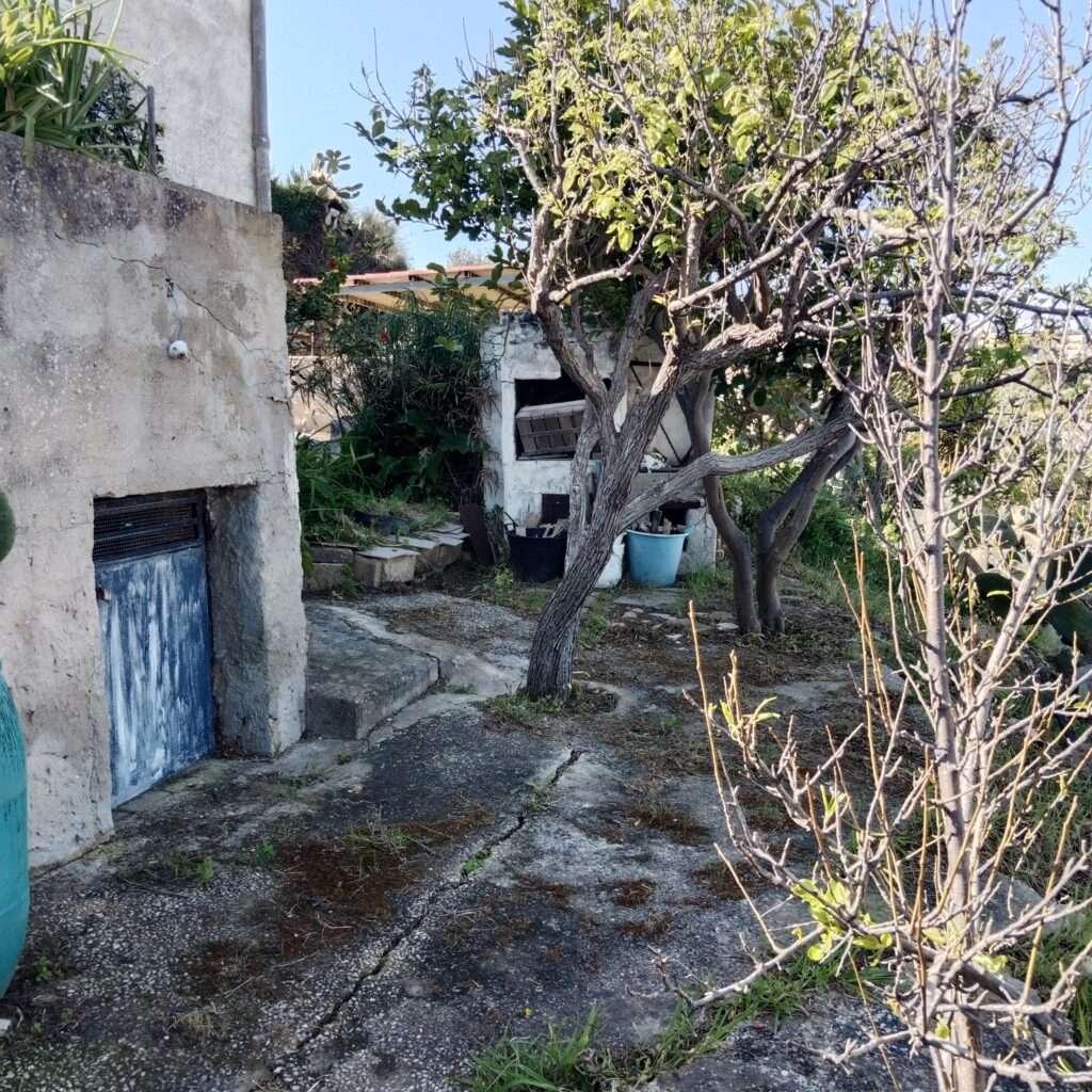 Unterer Hofraum mit Abstellraum