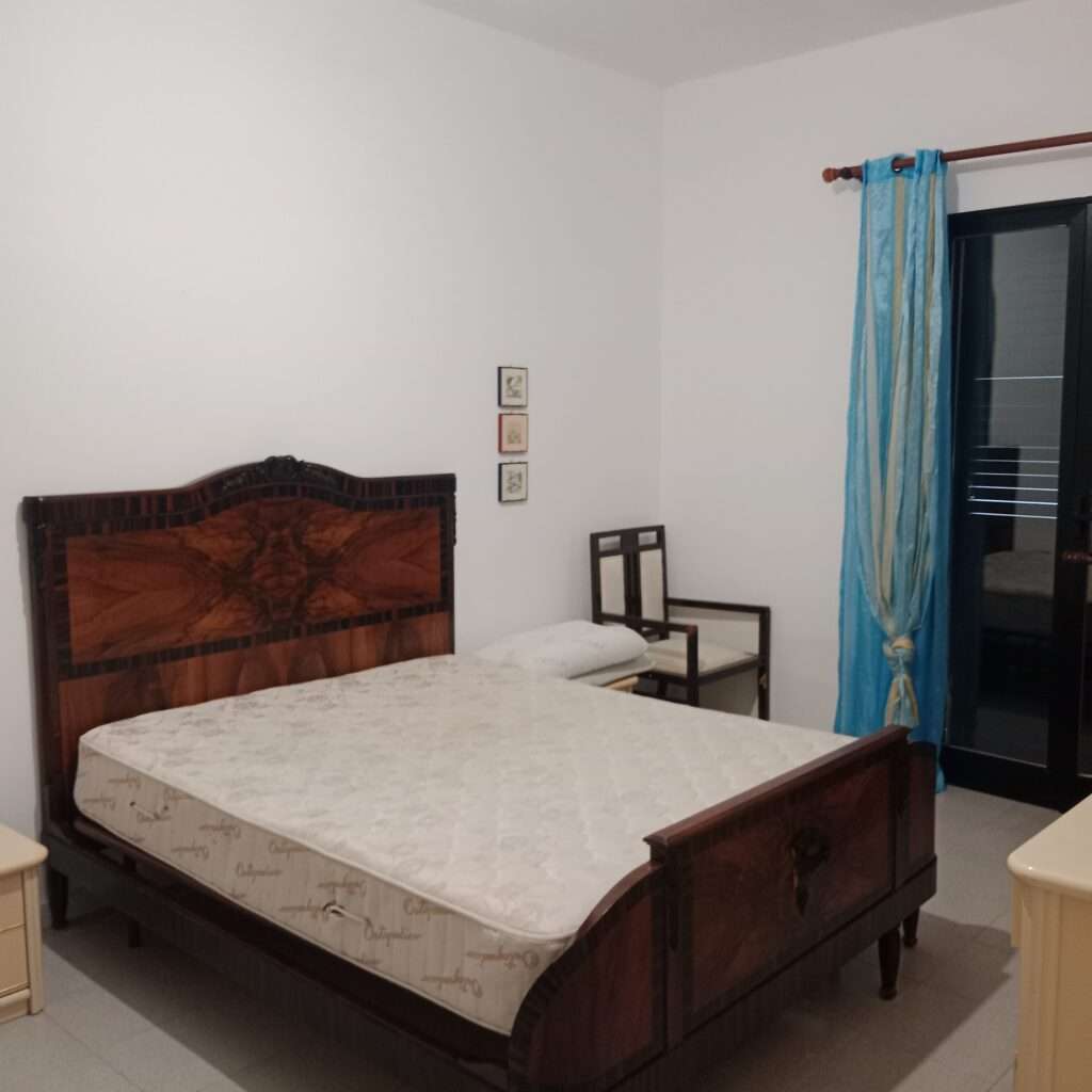 Schlafzimmer im gro&szlig;en Apartment