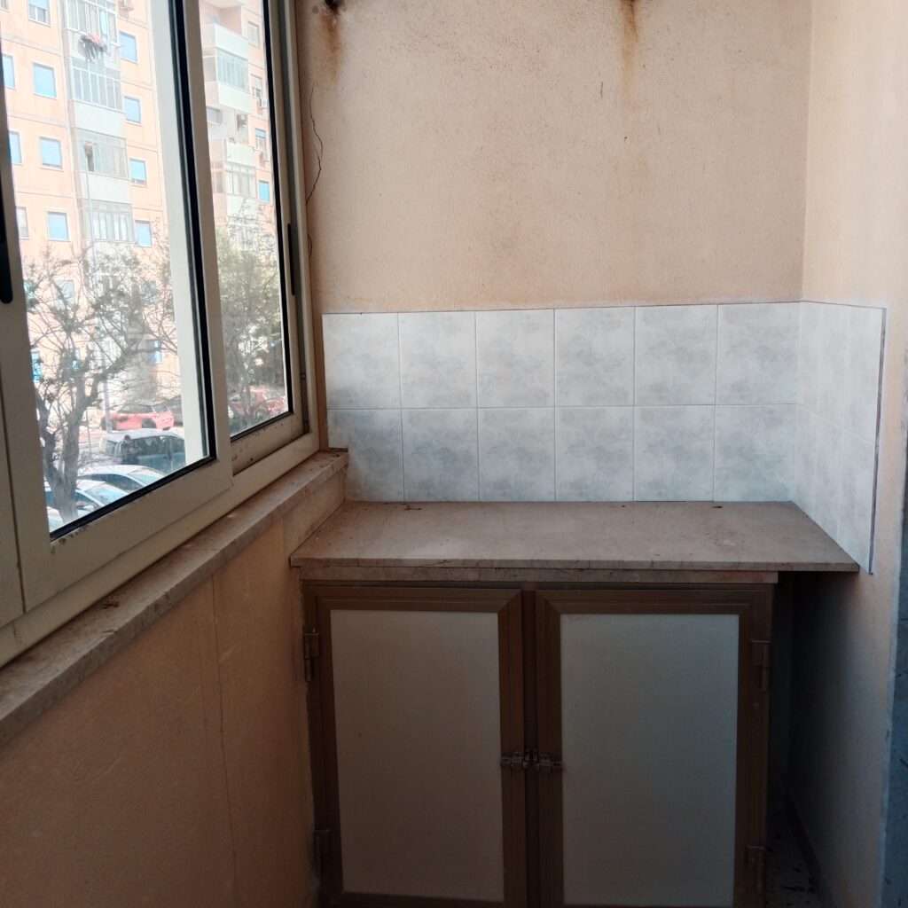 Geschlossener Balkon vor Küche