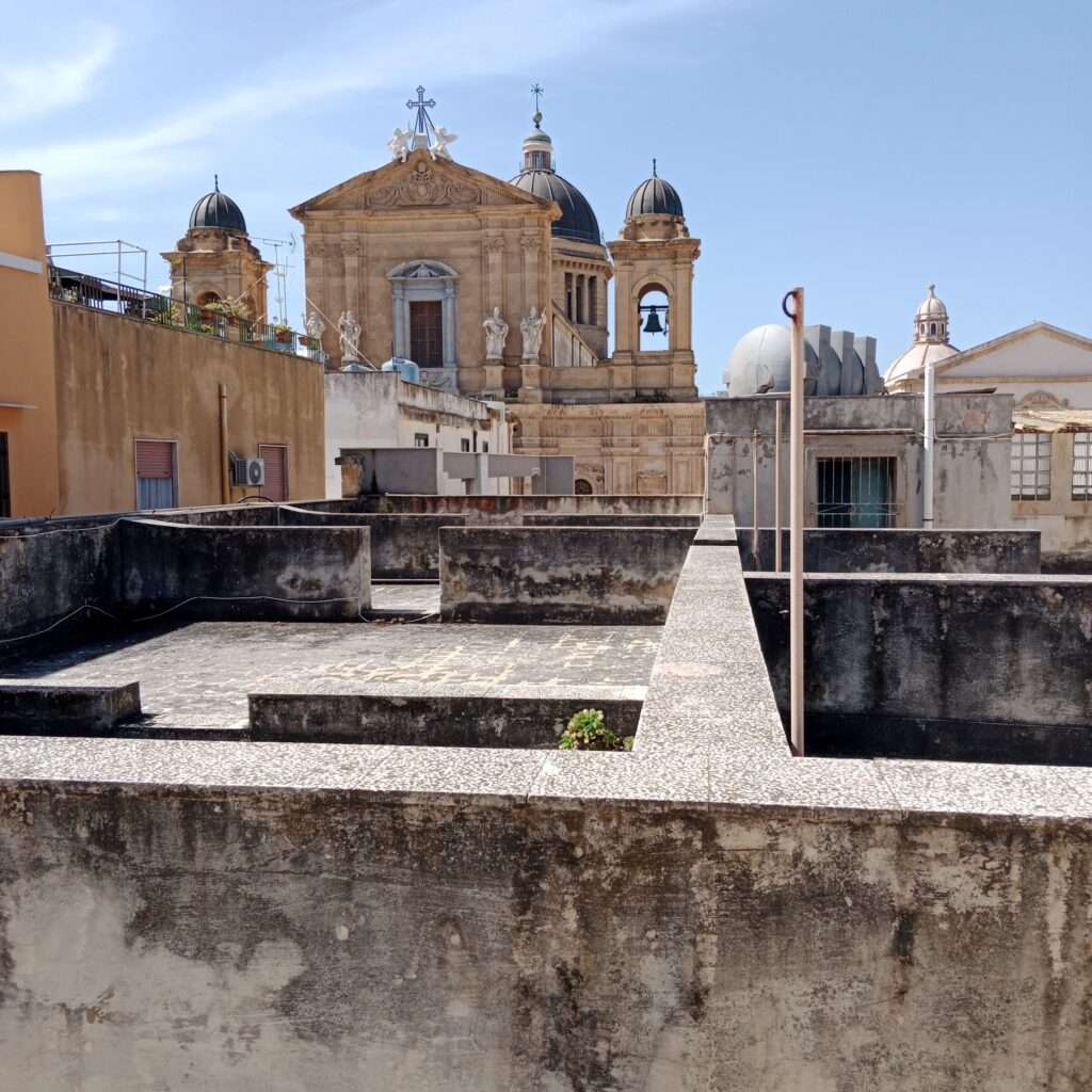 Dachterrasse mit Blick auf die Kirche
