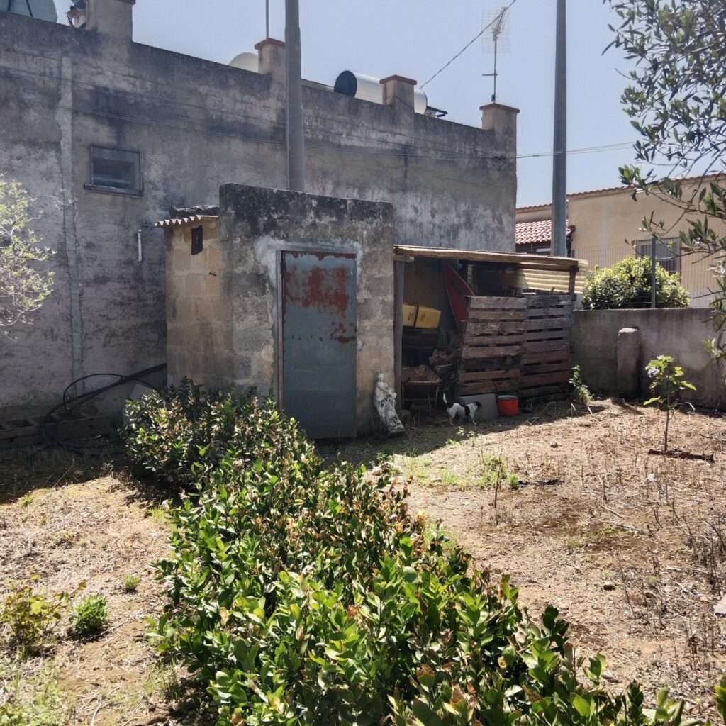 Gartenhaus mit Holzunterstand