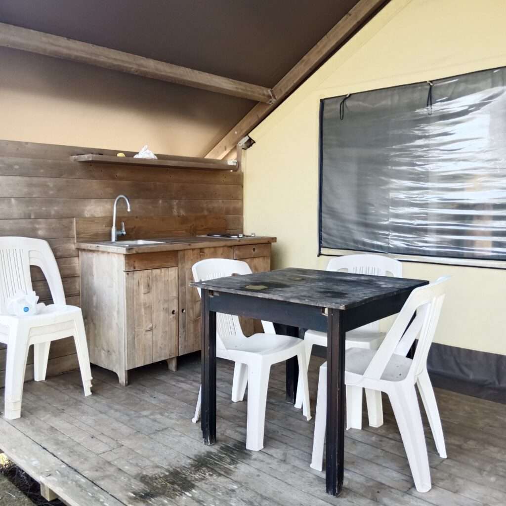 K&uuml;che au&szlig;erhalt des Glampingzeltes