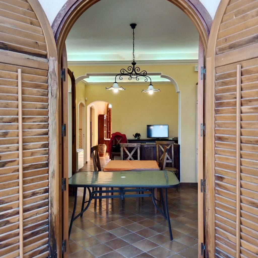 Blick vom Balkon in Wohnraum