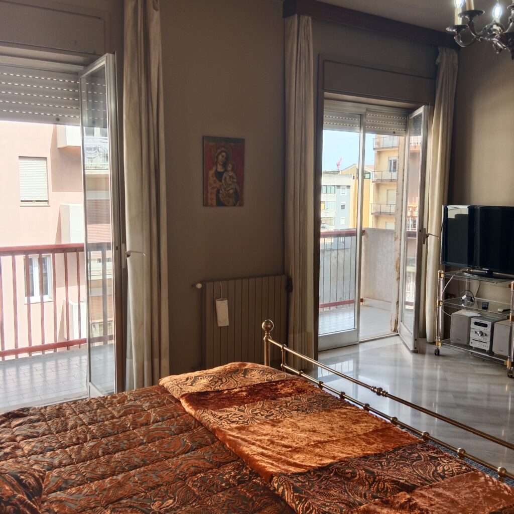 Gro&szlig;es Schlafzimmer mit 2 Balkonen