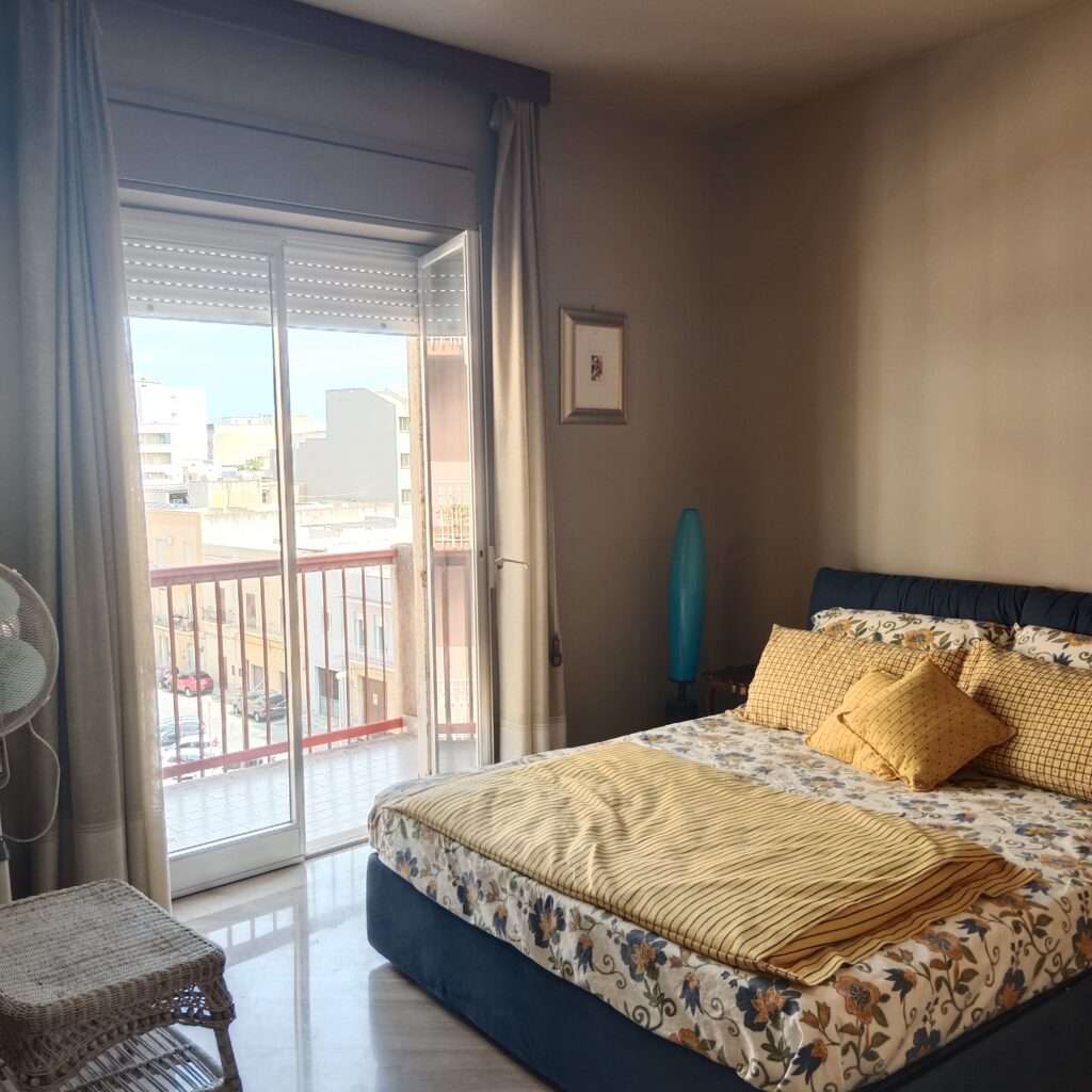 Kleineres Schlafzimmer mit 1 Balkon