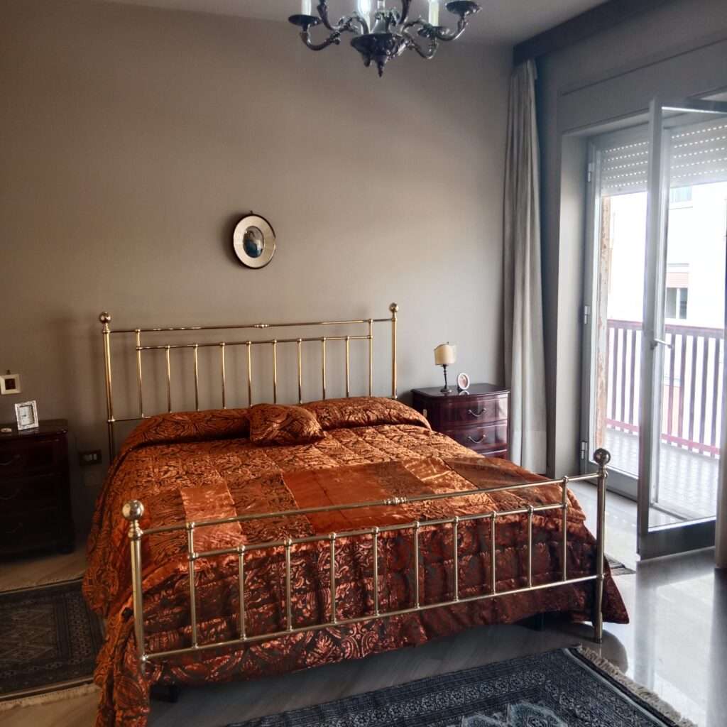 Gro&szlig;es Schlafzimmer mit 2 Balkonen