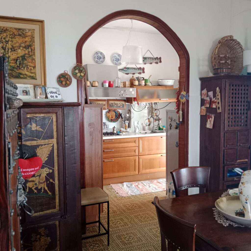 Blick zur K&uuml;che vom Wohnzimmer aus