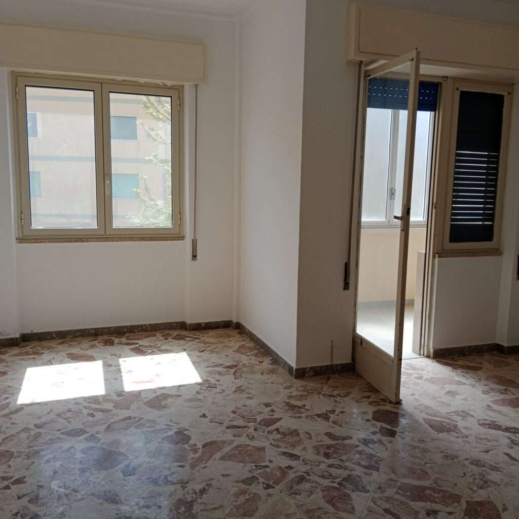 Wohn-, Esszimmer mit geschlossenem Balkon