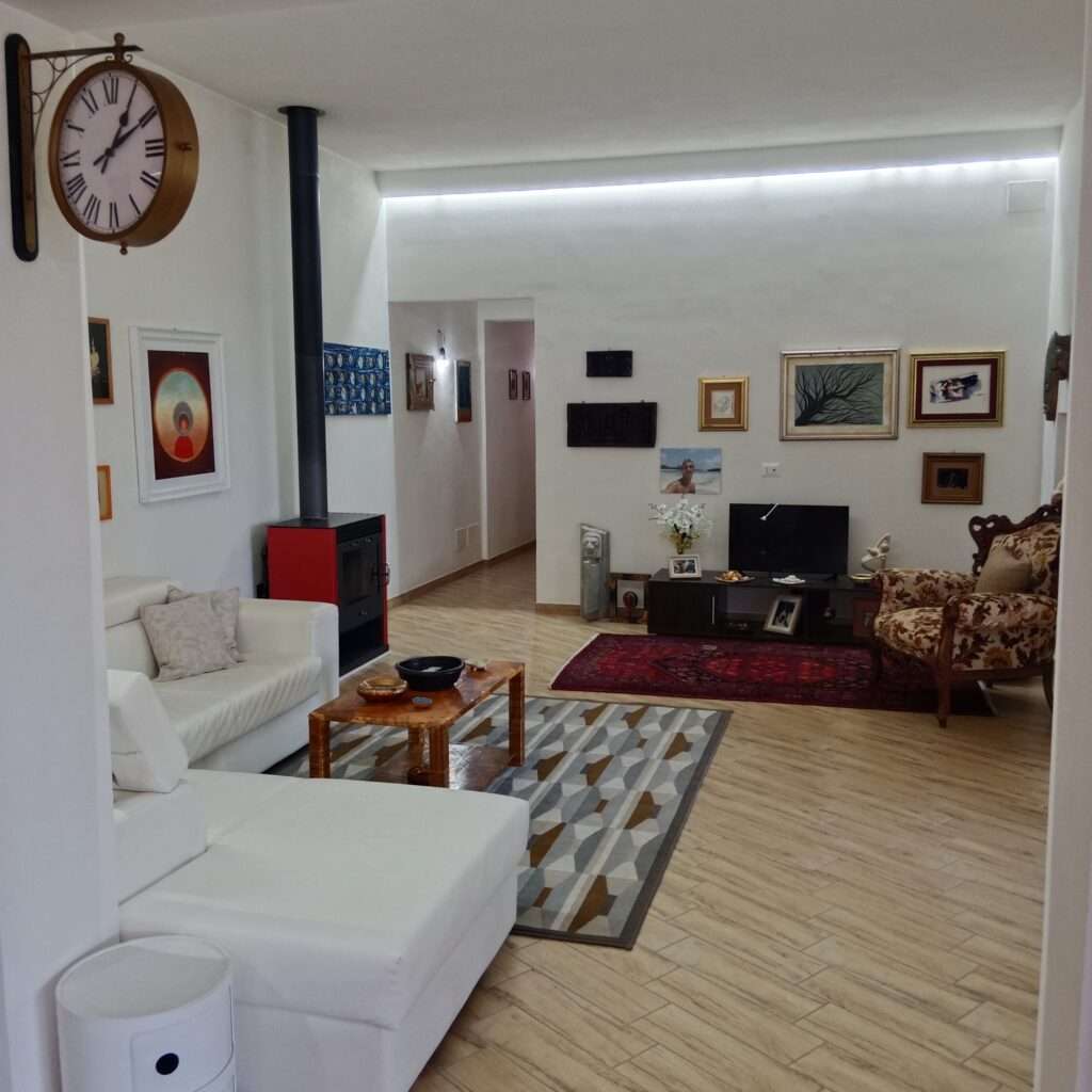 Wohnzimmer mit Sicht zu den Schlafr&auml;umen