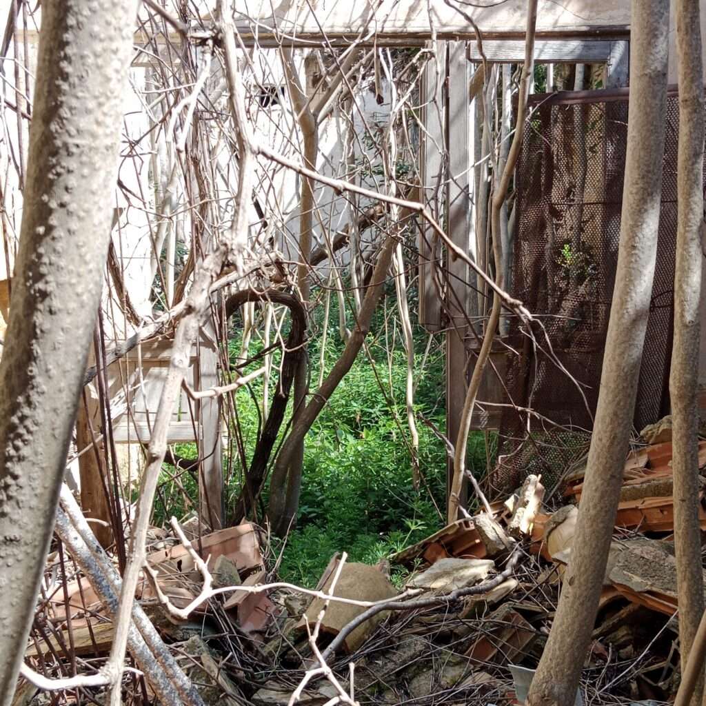 Räume des angrenzenden Gebäudes