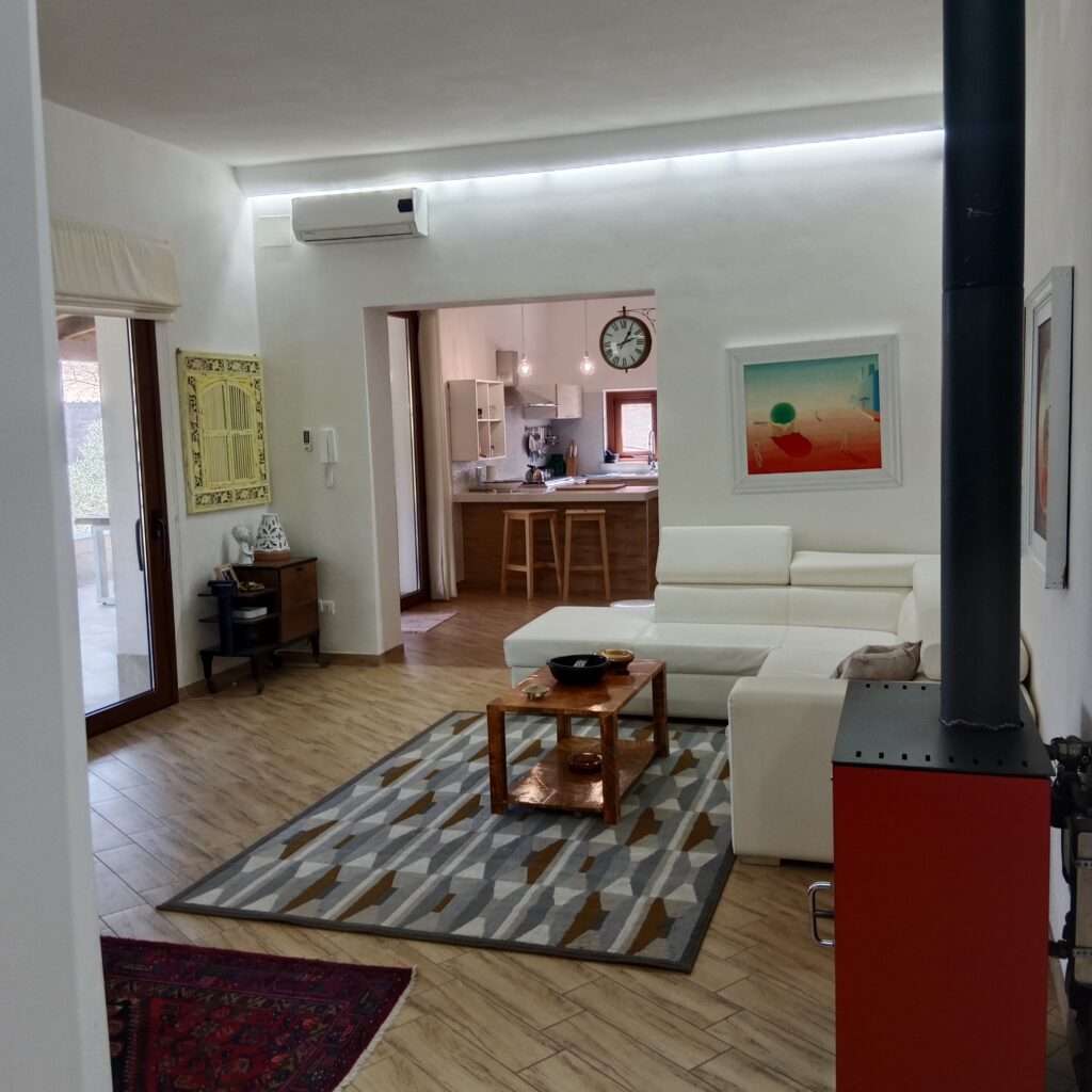 Wohnzimmer mit Sicht zur K&uuml;che