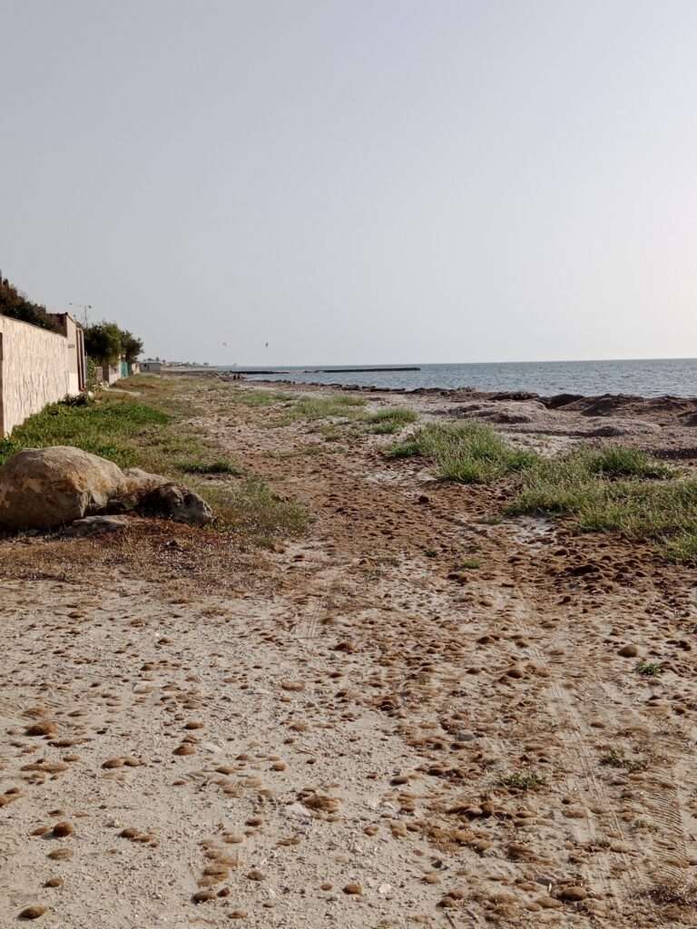 Strand hinter den Mauern von Marausa Lido