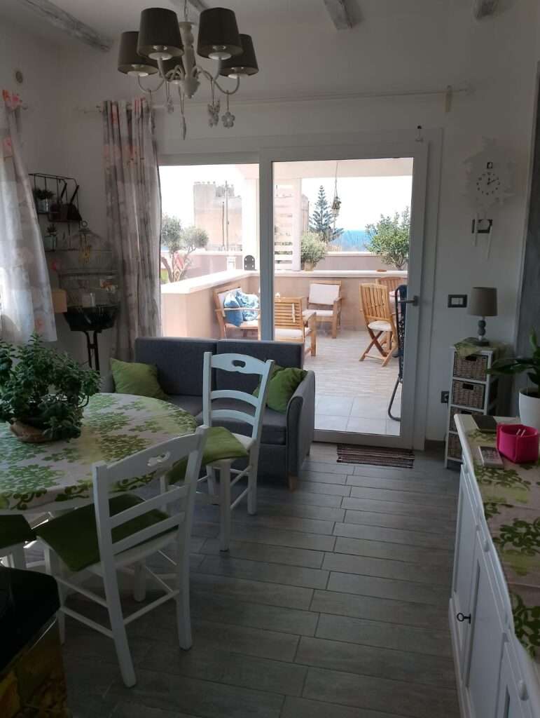 Esszimmer mit Blick zur Veranda und zum Meer