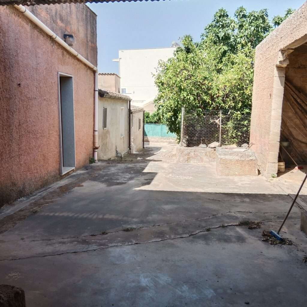 Hofraum mit Zufahrt über Seitenstraße