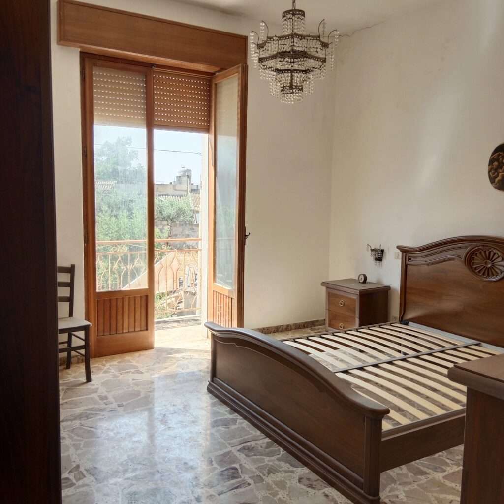 Großes Schlafzimmer mit Balkon