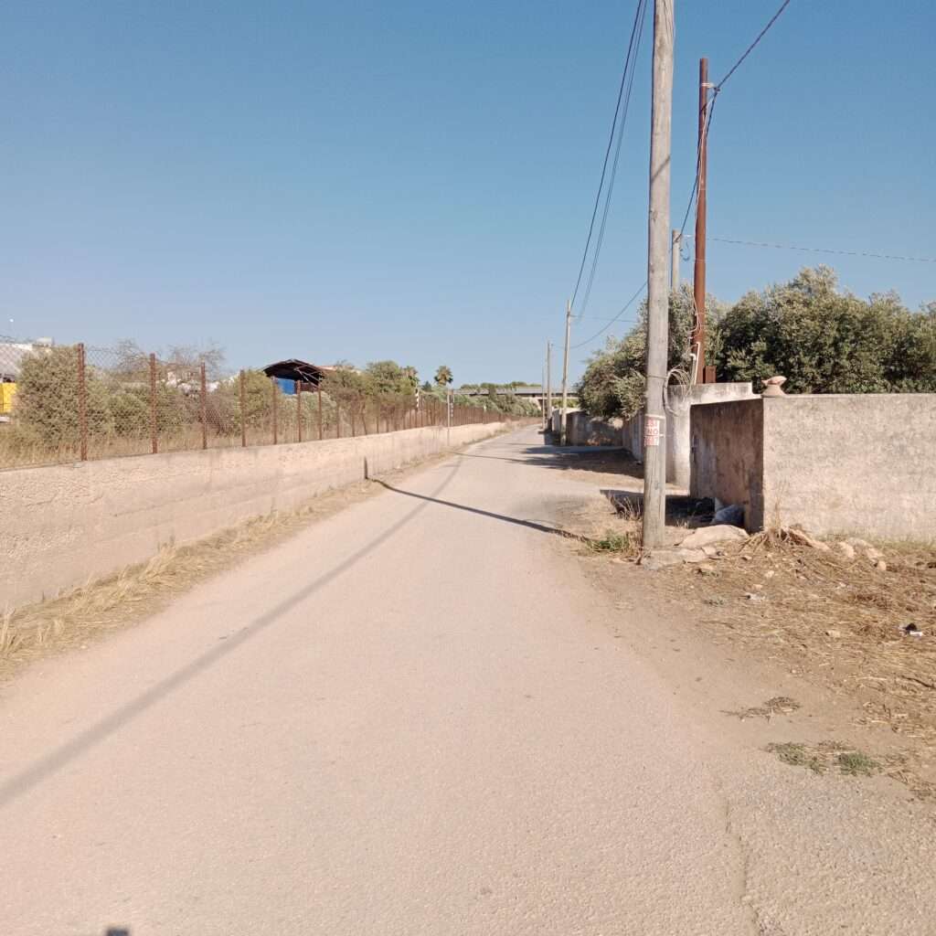 Querstraße oben am Grundstück