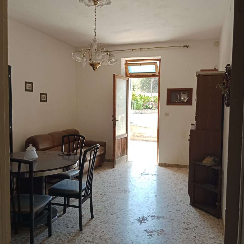 Wohnzimmer mit Eingang zur Straßenseite