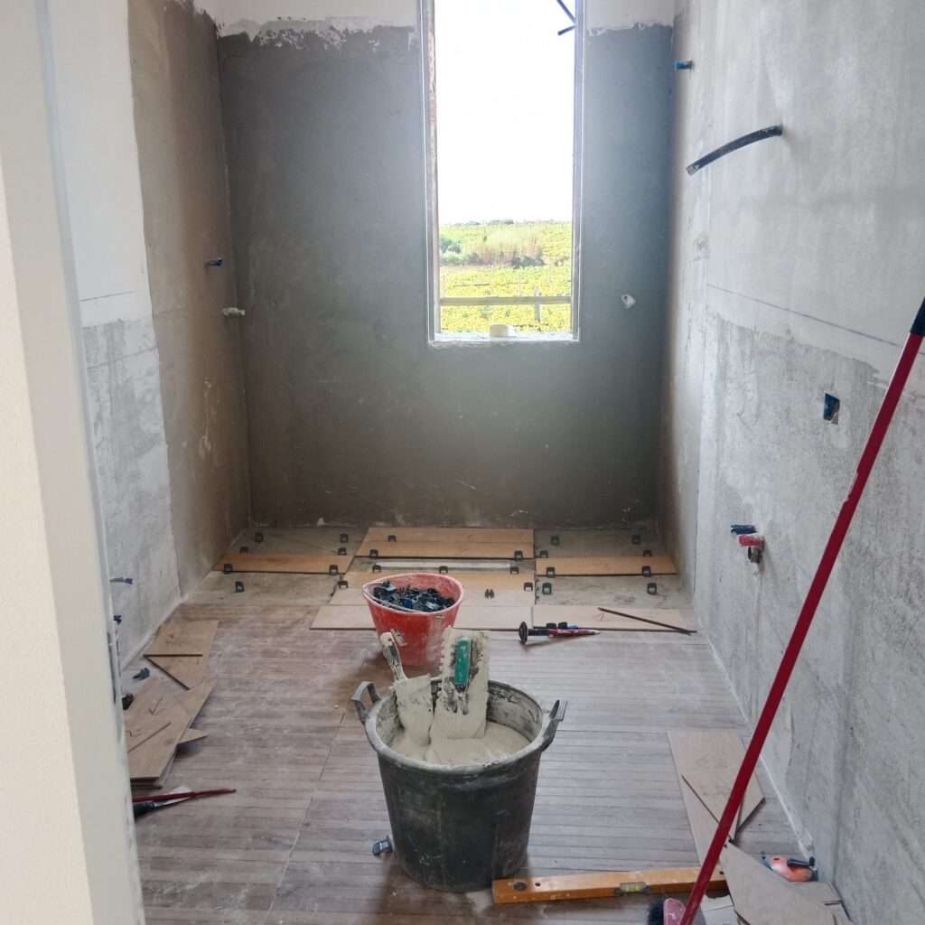 Bad neben Kinderzimmer
