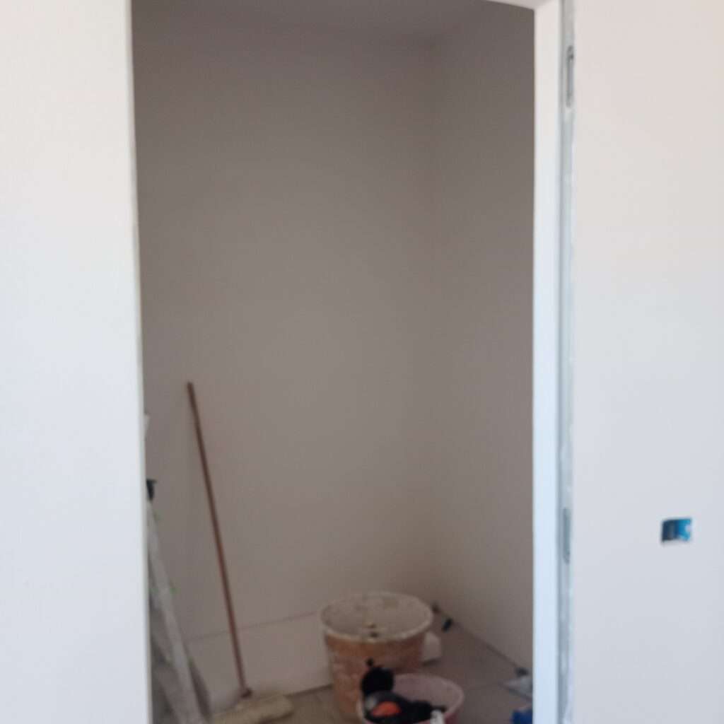 Begehbarer Schrank zwischen Schlafzimmer und Bad